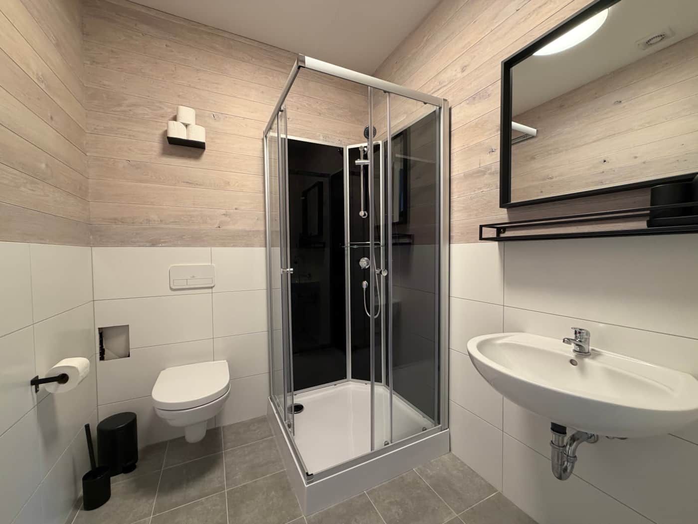 Duschbad mit Glasdusche, Waschbecken und WC